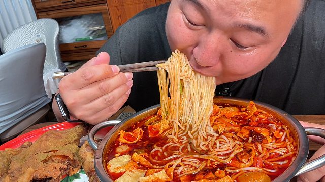 不知道该吃点啥，简单来个螺蛳粉吧