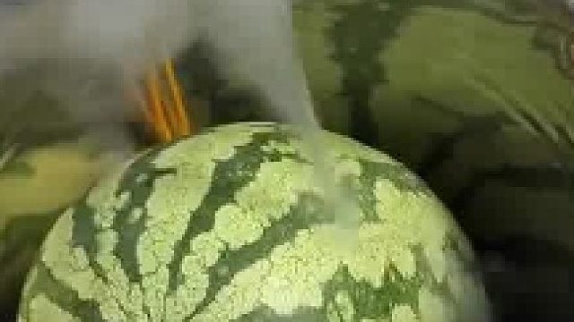 奇思妙想，男子用液氮冰冻西瓜，没想到翻车了，“没有心疼液氮但很心疼西瓜