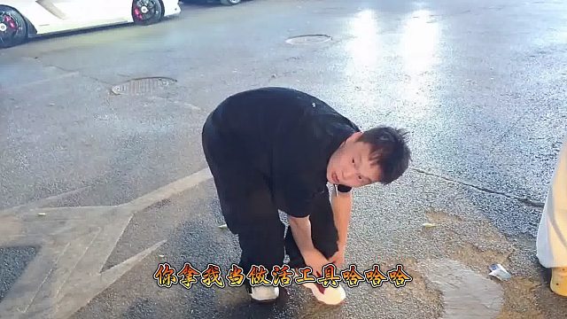 虎子拿六子当兄弟，六子拿虎子当做活工具