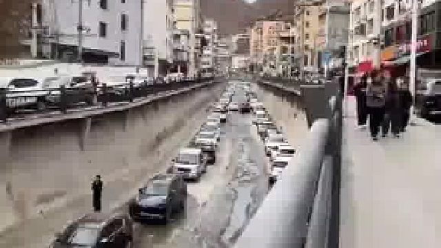 由于停车位过于紧张，车友们迫不得已把车停进河道里