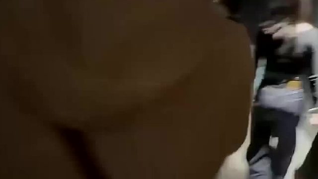小伙子展示搭讪技巧，果然勇敢的人先享受世界