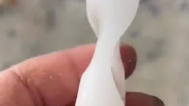 男子在工作期间手指被烫手，老板给买了根冰棍让男子捏在手里