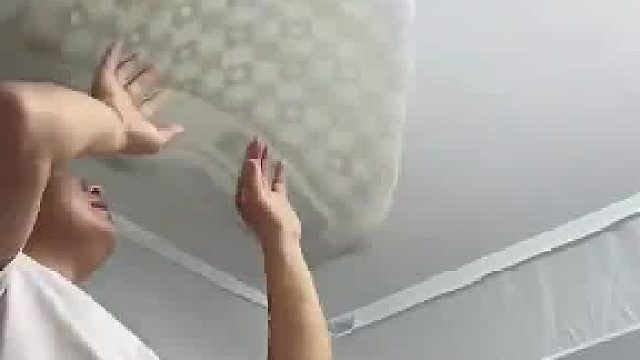 新手爸妈担心孩子直视灯光伤害眼睛，于是在蚊帐顶上放布遮挡