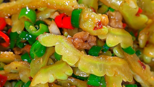 苦瓜不管怎么做都会有苦味，但是按我这个方法做出来清脆爽口，香辣入味
