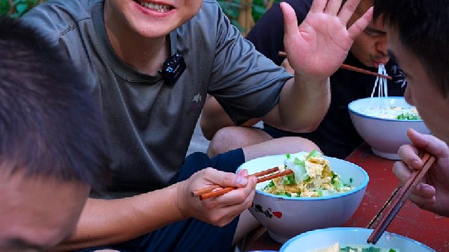 来湖南可以不吃酱板鸭不吃小龙虾，但必须要嗦一碗米粉