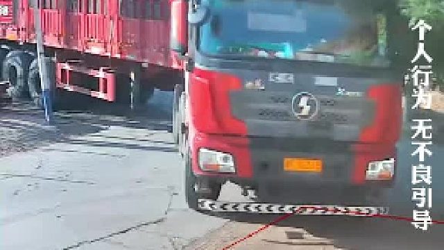 半挂车满载从女子家门口经过，把门口的地砖压烂后直接跑了，女子：这路之前已经被压过一次了