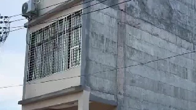临街建房这么设计，看着古怪采光是硬伤，网友：这种还是第一次见