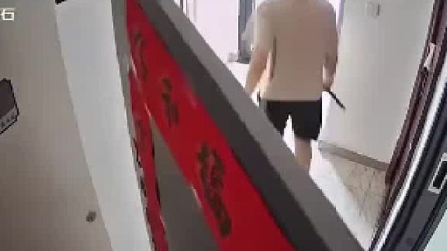 陌生男子身着短裤藏在电井箱里听见动静立马出来，幸亏家里有男性，后续已经报警处理