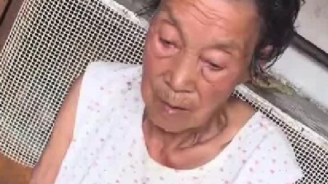 奶奶嫌弃菜做淡了，孙子直接到一袋盐上去！奶奶的脸就知道很厉害