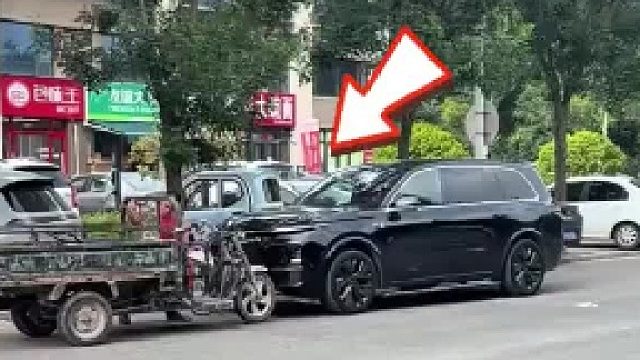 三轮车行驶中不慎撞上黑车 想直接逃跑 黑车司机见状 立马追赶