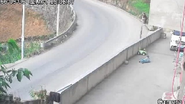 我爸在网上12块9买了个破监控
