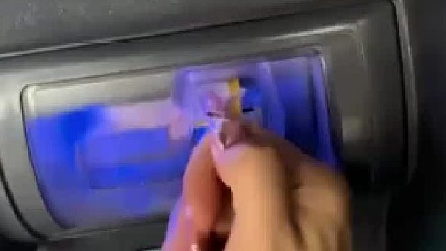 因美甲过长取不出来卡，求救后路人忙完自己的事帮女子取出了卡。