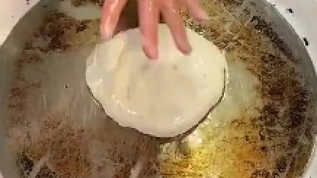 河南街头五块钱一张的油饼​