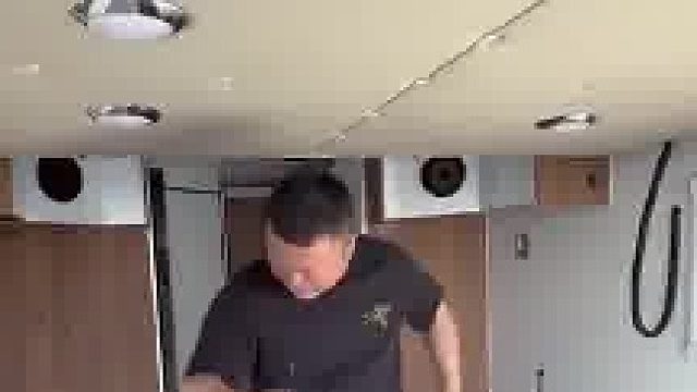 男子模仿博主拍视频，看到石头瞬间怂了