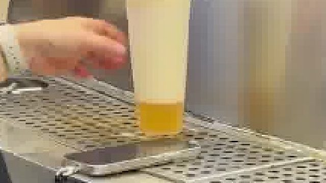 一个无助的打酒大哥，他是真想多喝点啊