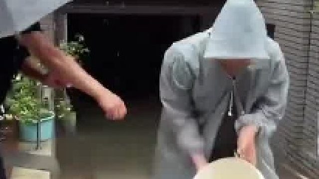下大雨邻居家被淹了，女子老公早上5点就起来帮忙，一桶一桶的把积水舀