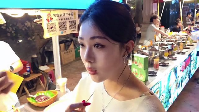 虎子想模范酷哥捏脸小酒窝