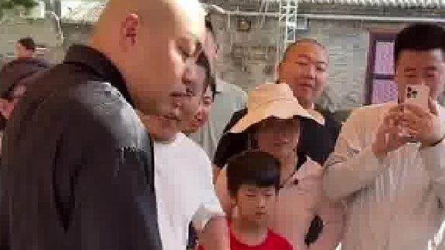 程野老师单手插兜打钉子挑战，发现根本没有对手，他有木匠的基本功啊