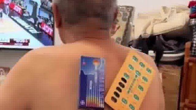 儿子想要开空调被妈妈制止 网友：没想到最后狗狗才是妈妈的最爱
