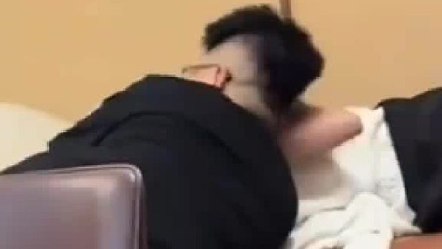 喝醉酒走路不稳，本以为要直接摔地上，没想到下一秒