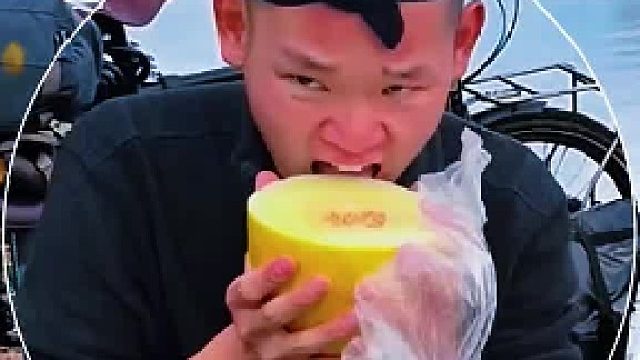 湖远行乱扔西瓜皮，网友却连连称赞