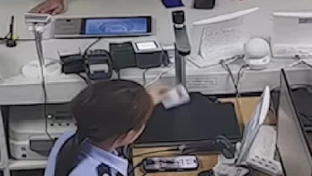 网逃人员现身政务大厅，民警不动声色，默契配合将其“逮个正着”