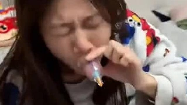 这女亲嘴喜欢伸舌头