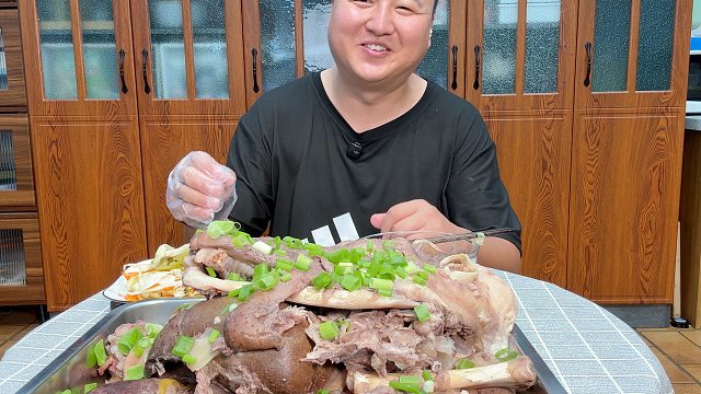 岳父送来点羊下水，阿强做手把羊杂，太香啦，让我欲罢不能