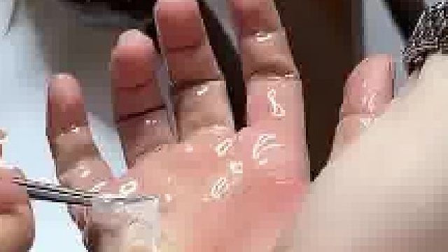 调皮娃手上扎满玻璃纤维，妈妈灵机一动带去美甲店涂一层甲油胶粘了下来​
