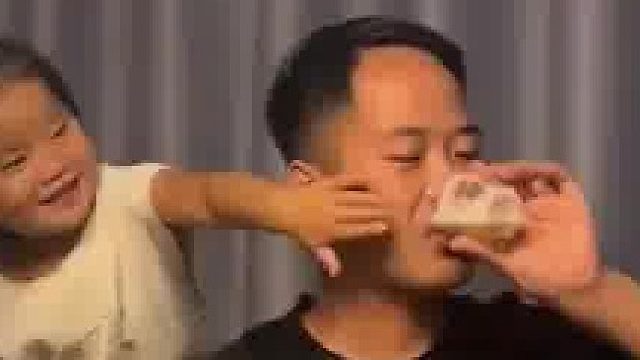 妈妈和女儿给爸爸过生日，女儿给爸爸脸上抹了蛋糕，没想到爸爸直接把蛋糕扔向妈妈​