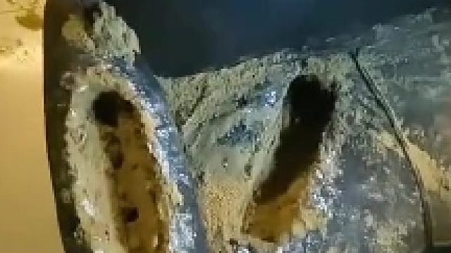 男子的火焰沙发才装上没两天，没想到直接被孩子用沙子给糊上了