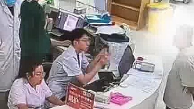 医院台前男子跟医生产生拌嘴，男子突然拿起铁盒给医生门牙砸掉……