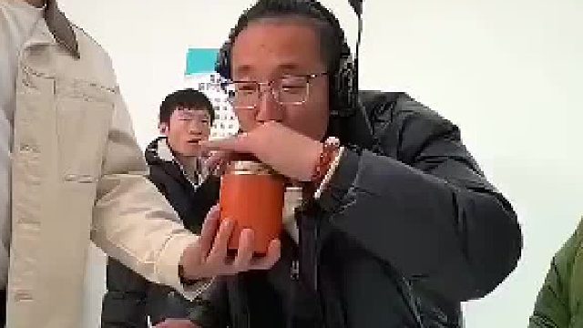 短剧女演员揭秘短剧中热气腾腾的饭，其实是导演吐了烟