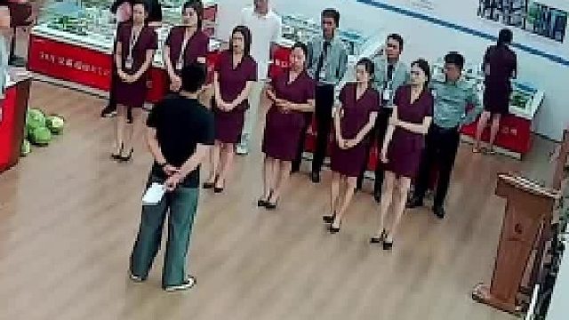 开早会时突发低血糖，毫无征兆地两眼一黑晕倒在地，老板：一瞬间卖哪套房都想好了