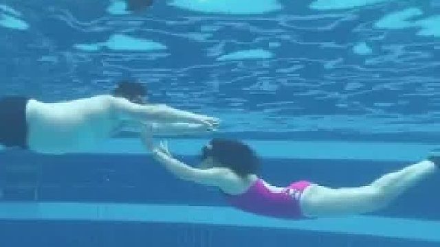 女子游泳与男子迎面相遇，不料男子直接按着她的头从上面经过，给女子气得浮上水面和男子吵了起来 ！！