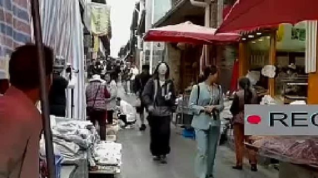 碰到几个大网红“炸街”，竟要求把路空出来，网友：不让会被咬的