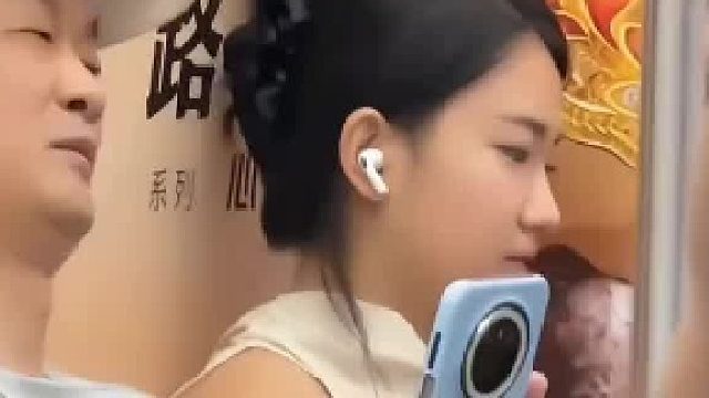 坐高铁以为遇到变态,没想到是熟人憋坏,网友：这小姑娘的表情真太好玩了