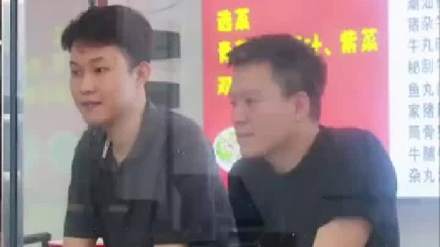 顾客骗他小孩说东西卖完了，店员故意把丸子展示出来