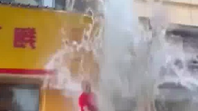 男子戳雨棚积水包，大水冲下同伴撒手躲开，男子从高处失足跌落​