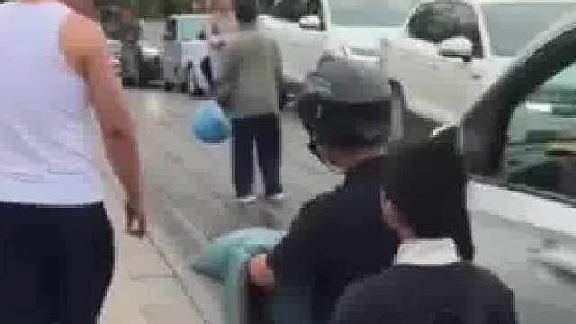 男子送孩子时遇到堵车，于是果断把车停在远处走过去，走到跟前才发现堵车原因