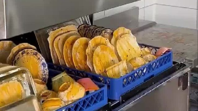 女子店里买的超高效洗碗机