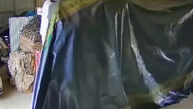 货车到达目的地后卸货，结果车上吨袋直接掉落，生物质颗粒散落一地