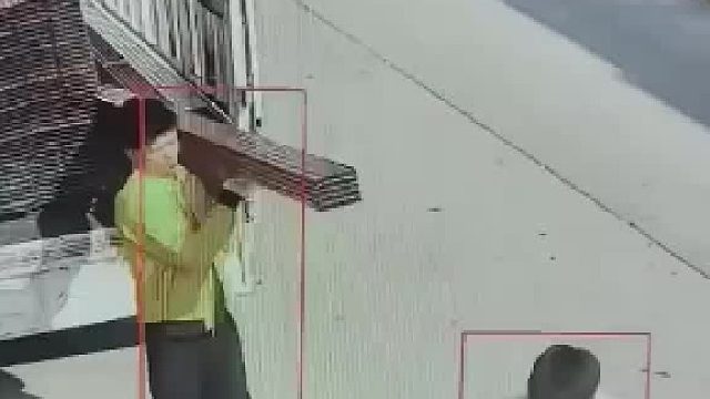 男子站在车子后面，没想到直接被皮带弹到脸