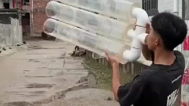小孩哥自制负压吸水安装，吹风机一吹路边泥水主动往上灌
