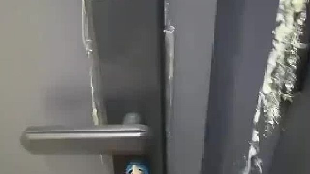 房产中介介绍一户奇葩的户型，进门直接就是马桶过道更是特别窄。