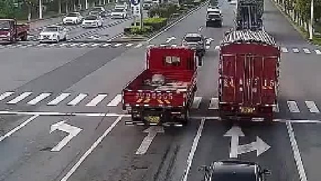 货车货物不慎掉落马路 下一秒隔壁两车又发生追尾 网友_司机是不是光顾着看热闹了
