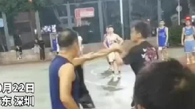 两男子篮球场发生争执