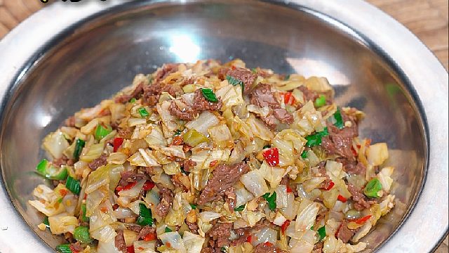 天热吃饭没味口，你就跟我学这道酸包菜炒牛肉，酸爽又下饭