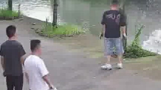 实心圆钢滚下坡，男子慌忙拿杂物阻拦根本来不及