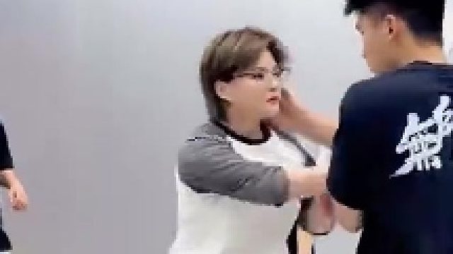 女生练格斗,戴眼镜打不过,摘眼镜打不对,